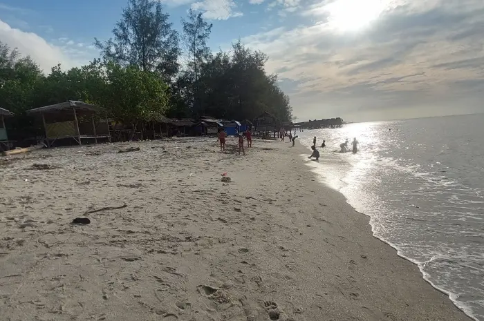 Interesting Activities at Putra Deli Beach